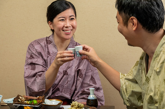 夫婦でお酒を交わしながら